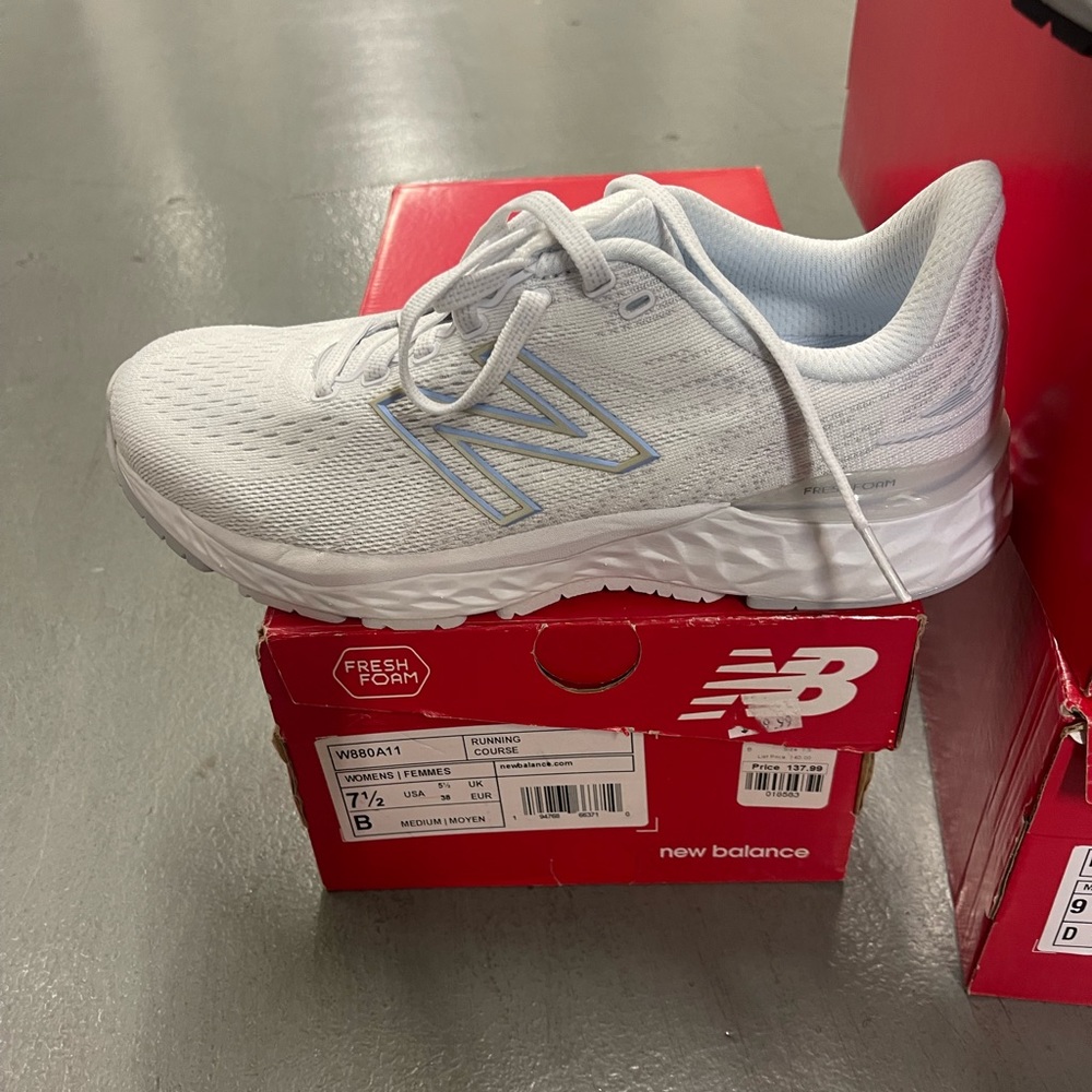 New Balance women shose size 7.5 color  white